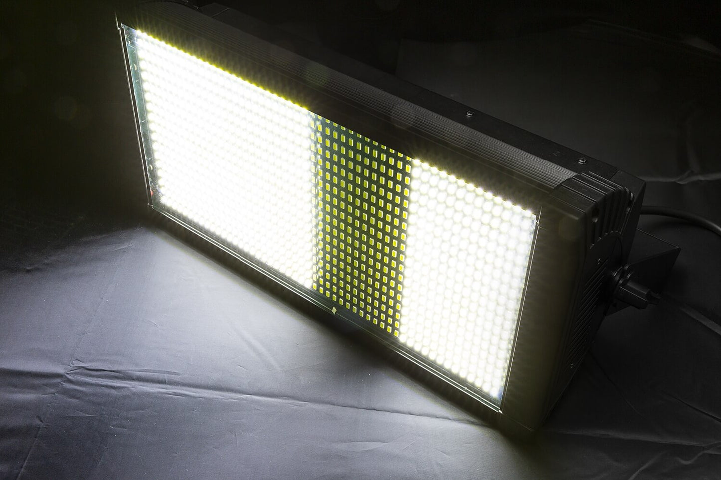 Beamz BS1000 Cool White LED Strobe - Image of a cool white LED strobe light product