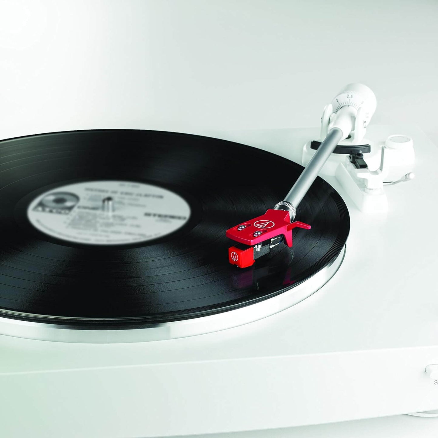 Audio-Technica AT-LP3WH advanced fully automatic belt-drive stereo turntable in white color.