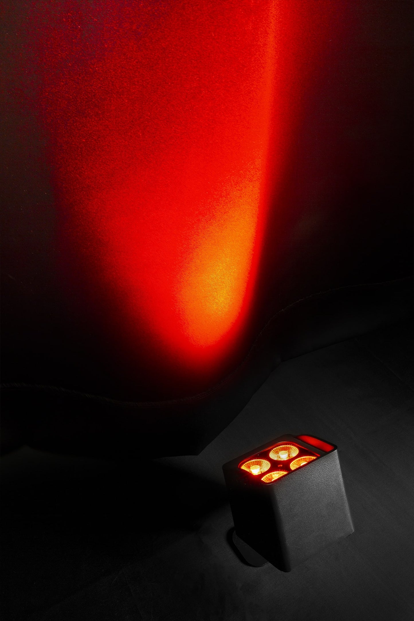 Effects view of the BBP44 Mini Battery Uplight 4x 4W RGBW LED Outdoor by beamZ 1.