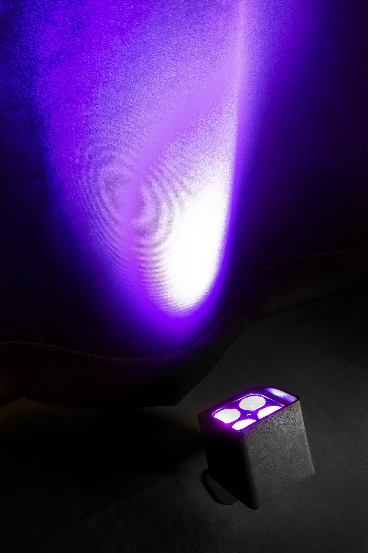 Effects view of the BBP44 Mini Battery Uplight 4x 4W RGBW LED Outdoor by beamZ 2.