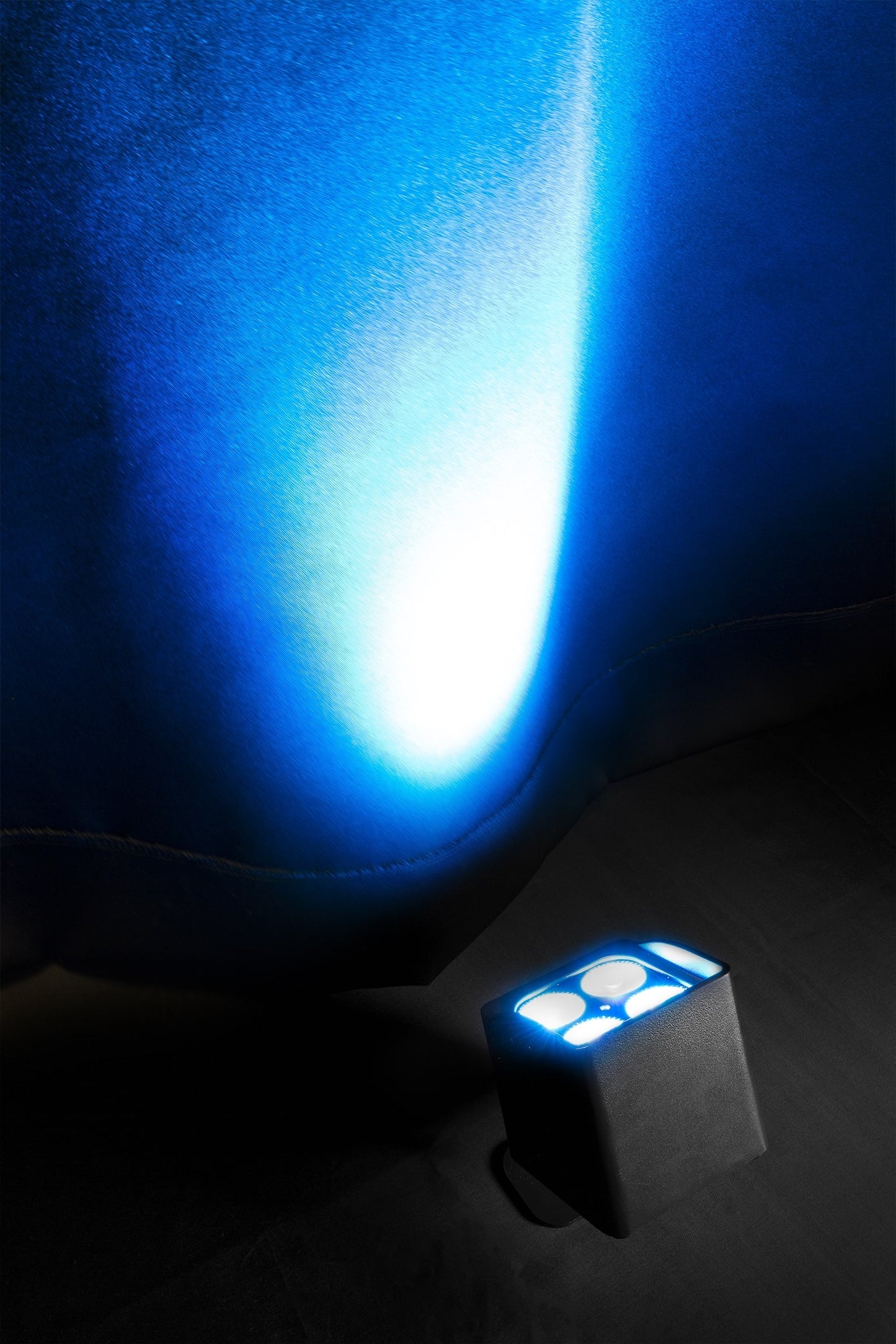 Effects view of the BBP44 Mini Battery Uplight 4x 4W RGBW LED Outdoor by beamZ 3.