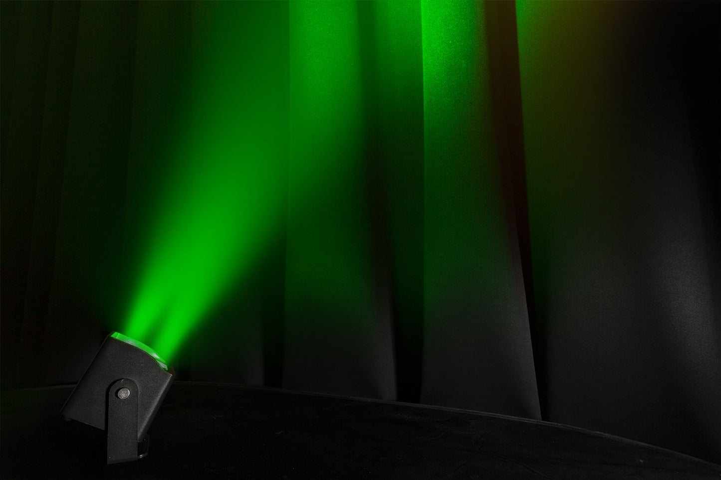 Effects view of the BBP44 Mini Battery Uplight 4x 4W RGBW LED Outdoor by beamZ 5.