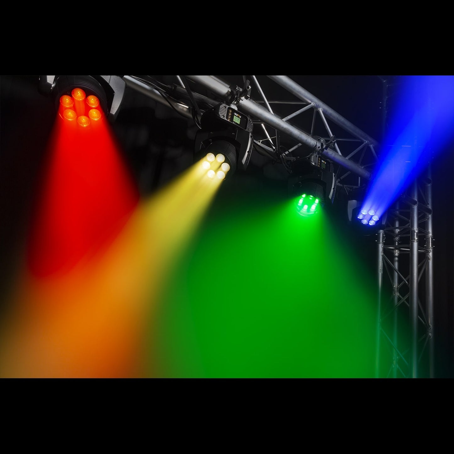 Effect view of the Fuze610Z LED Wash Moving Head with Zoom - Set of 2 in Flightcase, 6x 10W RGBW LEDs, motorized zoom, DMX control.