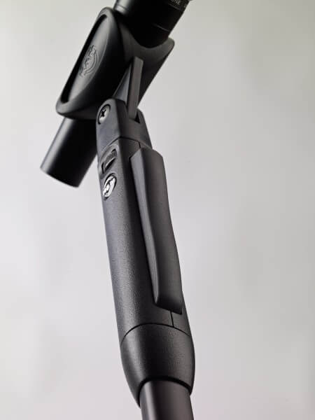 König & Meyer One-Hand Microphone Stand 'Elegance' 26200 in black, showcasing its lightweight and adjustable height design.