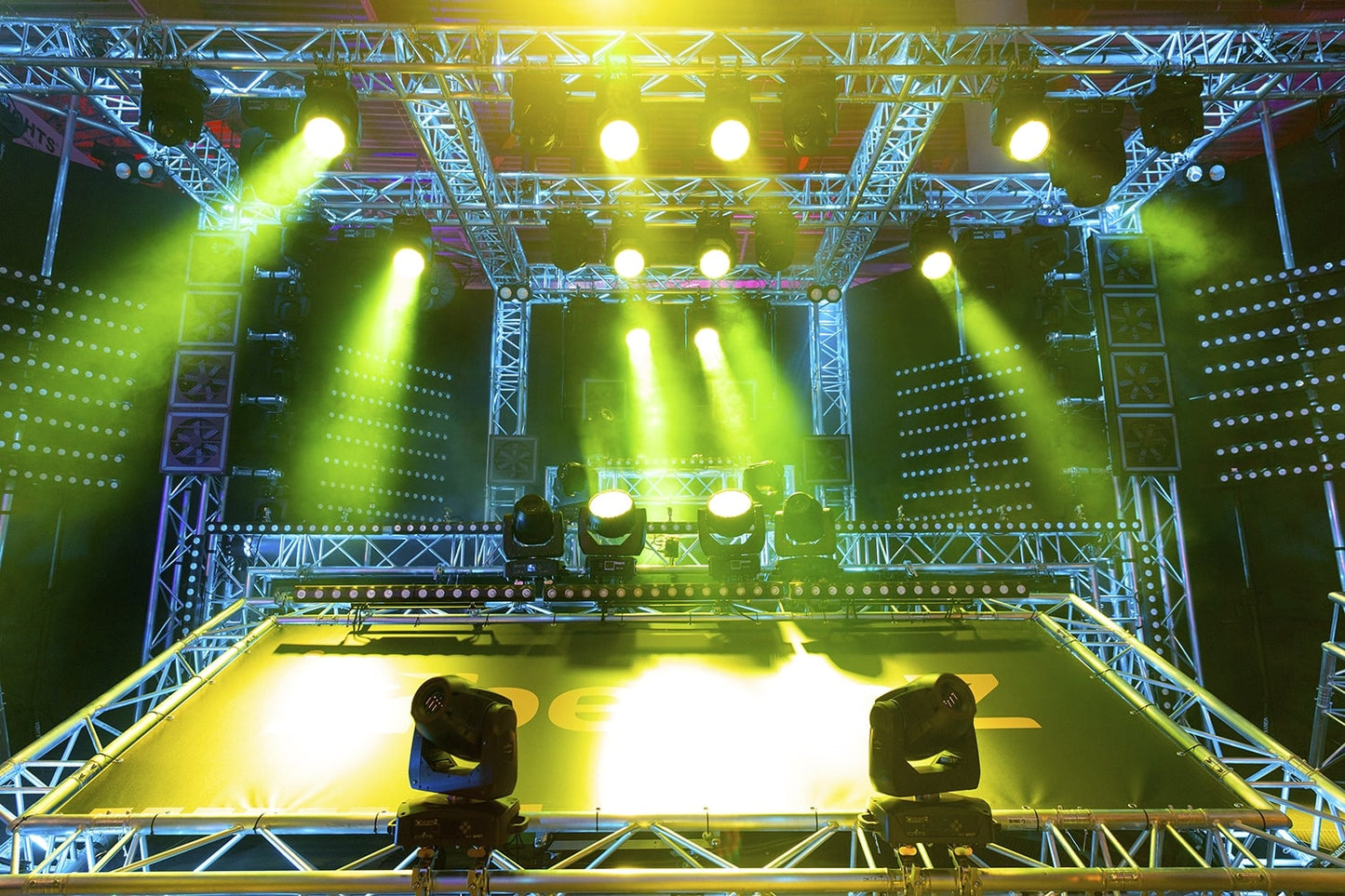Effects view of the MHL1915 LED Zoom Moving Head set with 19x 15W RGBW LEDs, DMX control, and flightcase for transport 1.