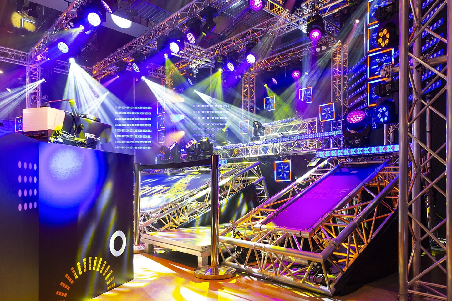 Effects view of the MHL1915 LED Zoom Moving Head set with 19x 15W RGBW LEDs, DMX control, and flightcase for transport 2.