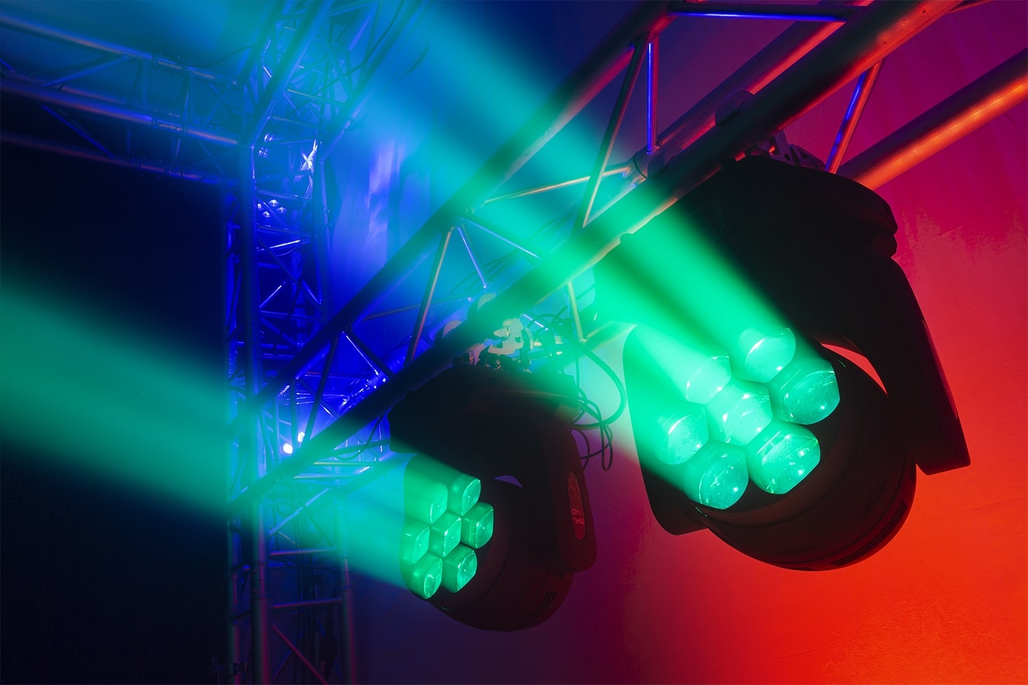 Frist application view of the MHL740 LED Wash Moving Head with Zoom in rugged flightcase, featuring 7x 40W RGBW LEDs.