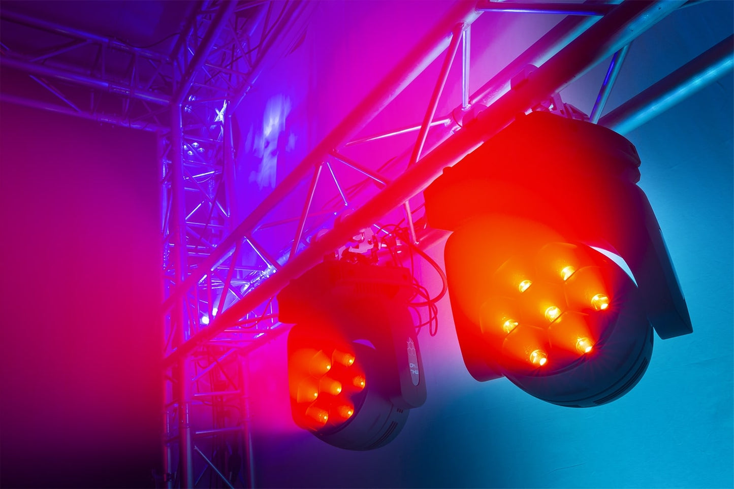 Second application view of the MHL740 LED Wash Moving Head with Zoom in rugged flightcase, featuring 7x 40W RGBW LEDs.