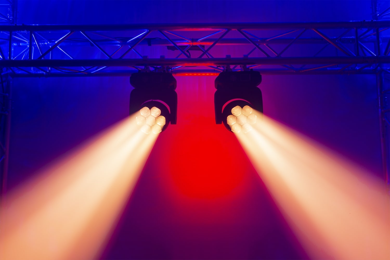 First application view of the MHL740 LED Wash Moving Head with Zoom, featuring 7x 40W RGBW LEDs.