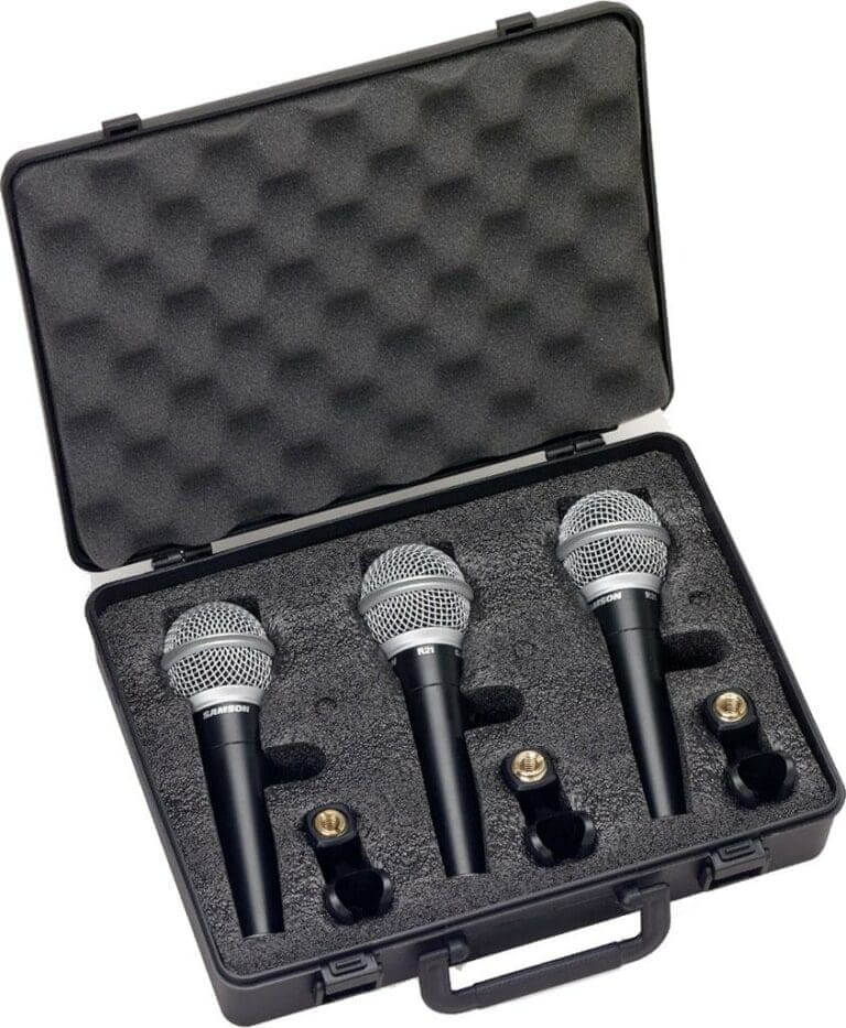 Samson R21S dynamic cardioid vocal microphone with on/off switch, carry case, cable, and clip.
