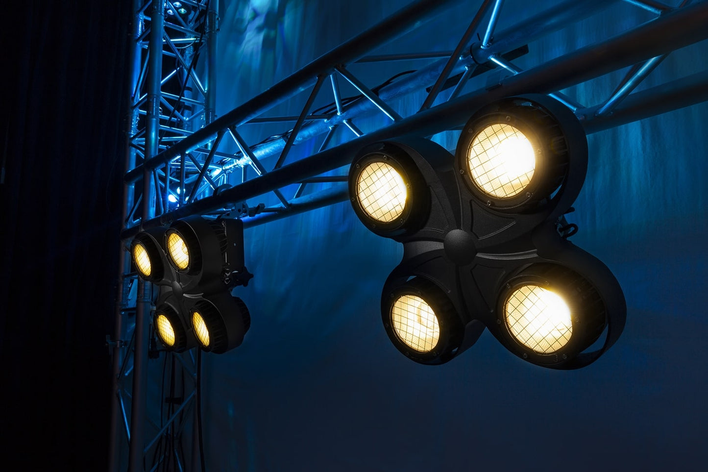 Effects view of the beamZ Pro SB400IP Stage Blinder featuring 4x 100W COB LEDs with IP65 rating and DMX/RDM control 1.