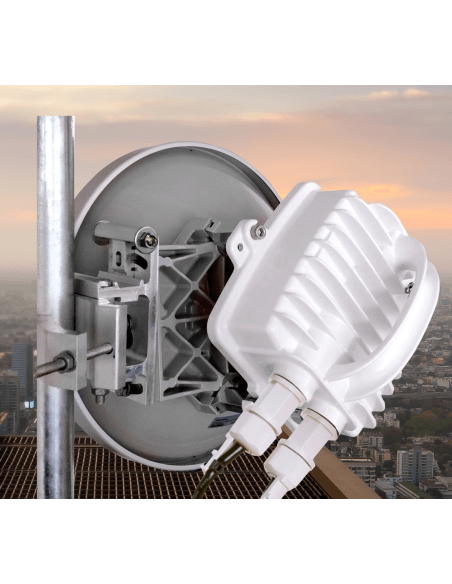 Image of the Siklu K-Band PTP Link FDD capable of 1Gbps with a 3ft antenna.