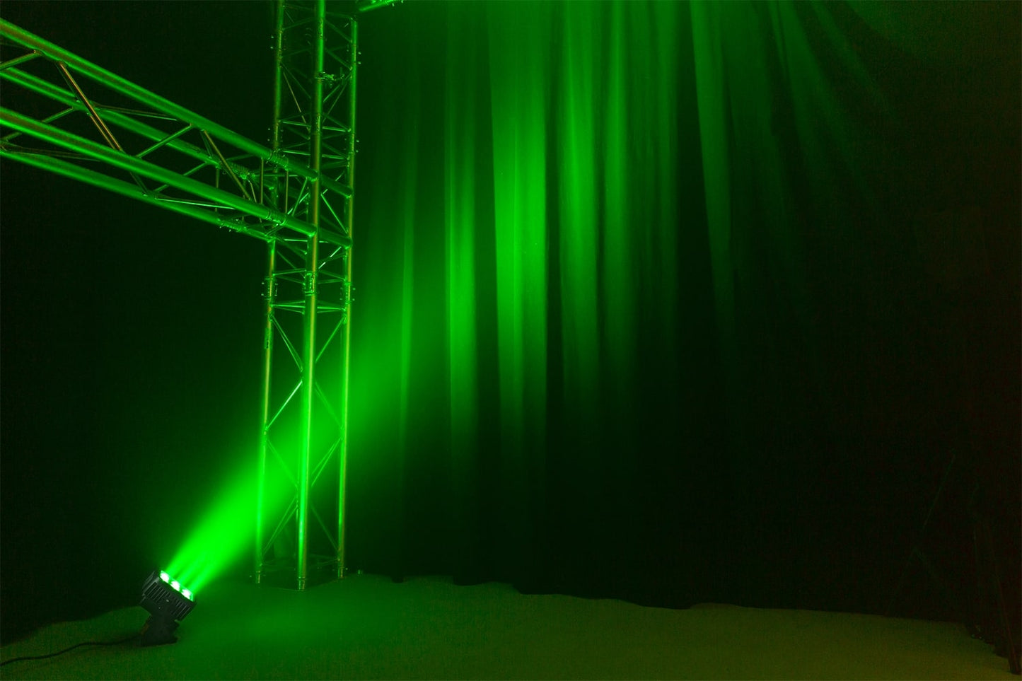 Effects view of the beamZ Pro StarColor72 Flood Light with 9x 8W RGBW LEDs, IP65 rating, and DMX control 2.