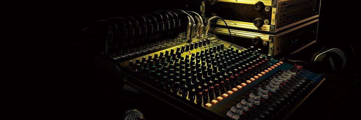 YAMAHA MG16XU 16-input analog mixing console featuring built-in effects and a USB interface.