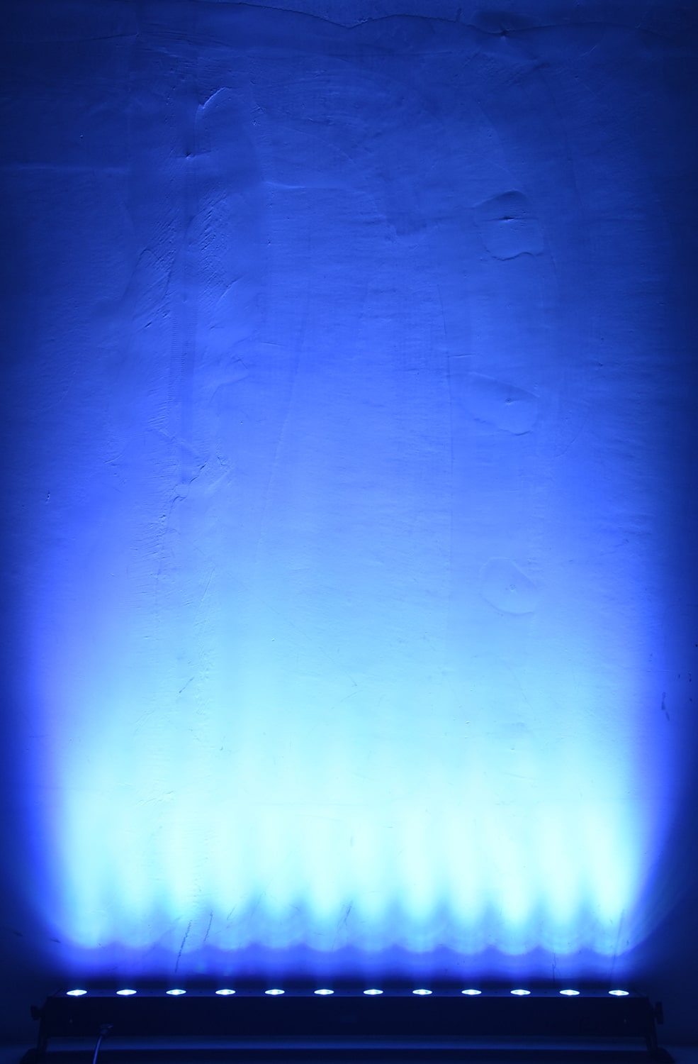Effects view of the beamZ LCB140 LED Bar with 12x 6W 4-in-1 LEDs and RGBW color mixing 1.