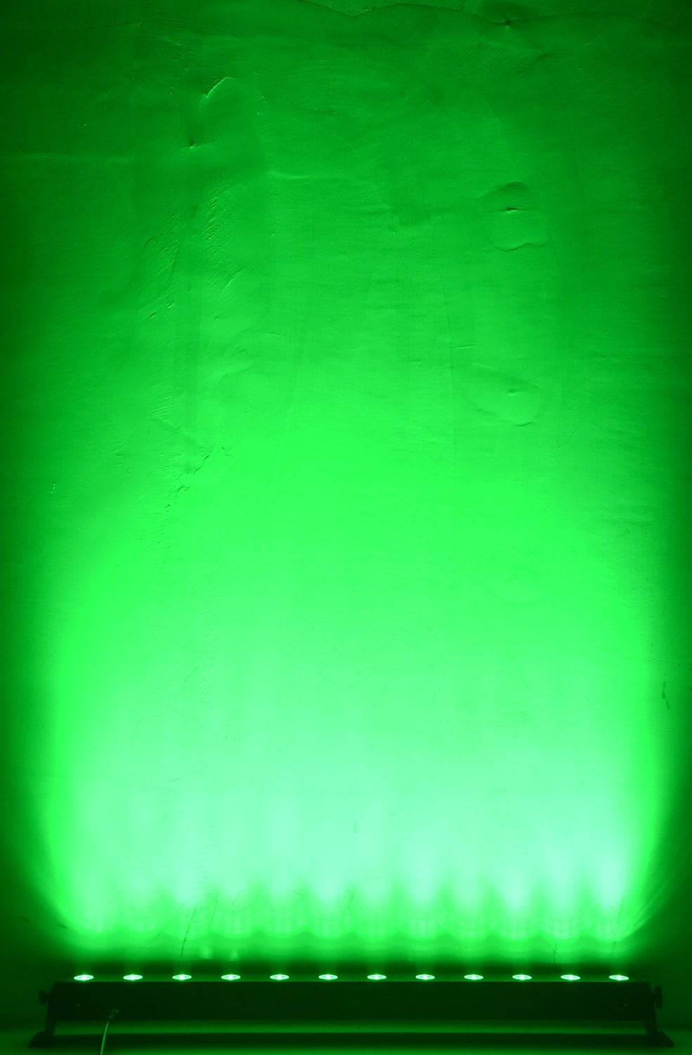 Effects view of the beamZ LCB140 LED Bar with 12x 6W 4-in-1 LEDs and RGBW color mixing 2.