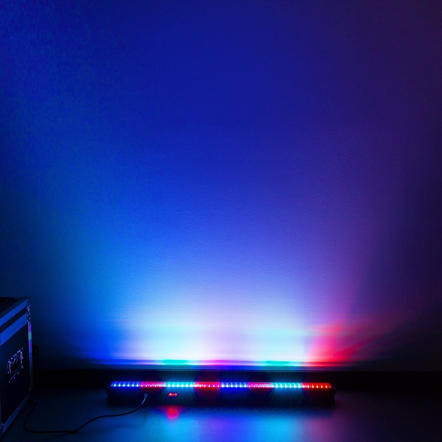 Effects view of the beamZ LCB144 MKII LED Colour Bar with 144x SMD RGB LEDs for professional lighting effects 3.