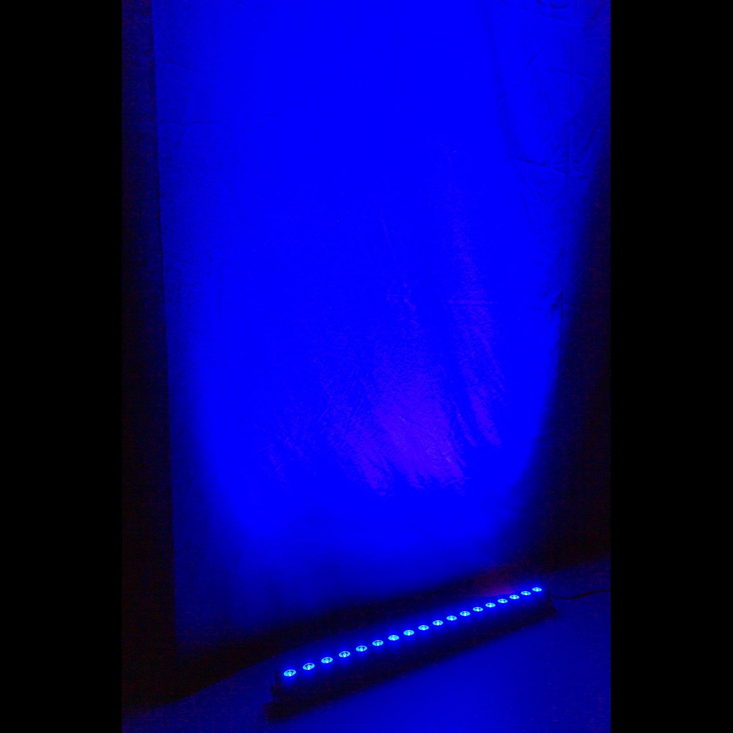 Effects view of the beamZ LCB183 LED Bar with 18x 3W RGB LEDs for dynamic lighting effects 1.