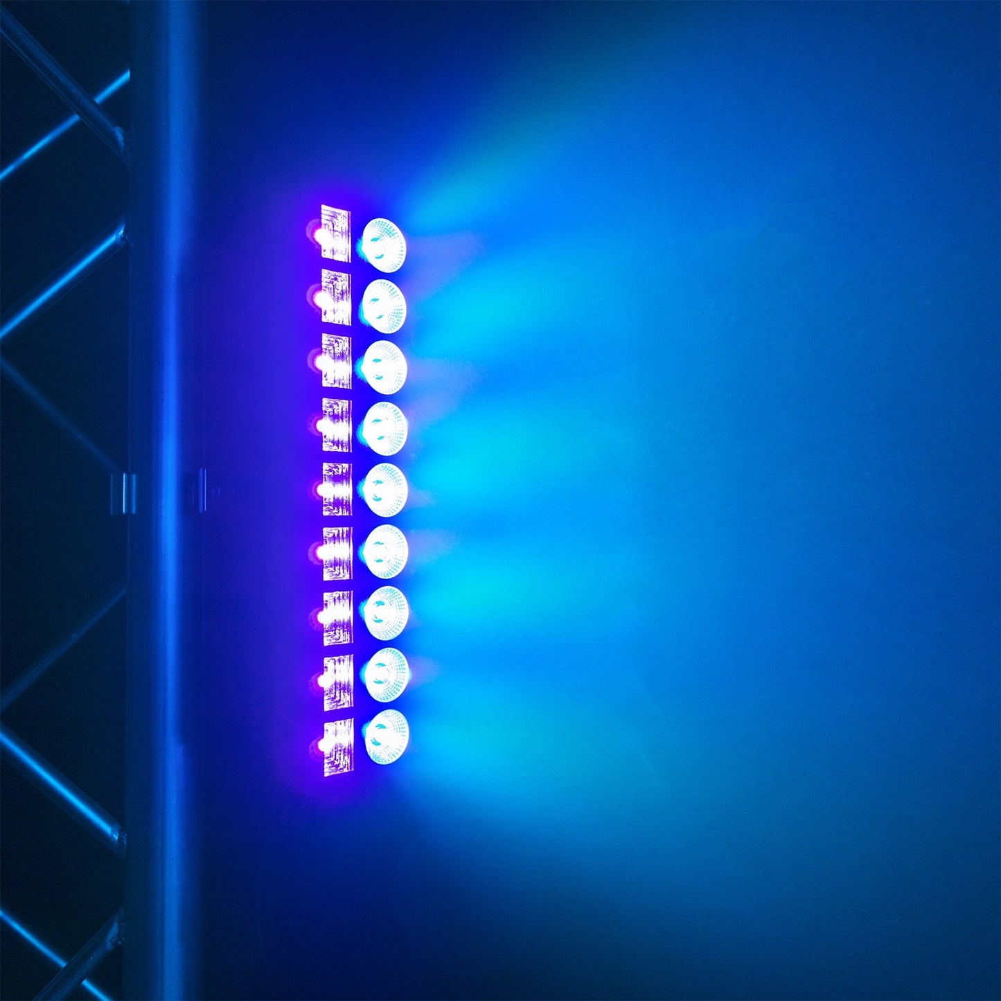 Effects view of the beamZ LCB99 LED Bar with 9x 6W RGBW LEDs and 9x 3W UV LEDs for dynamic lighting effects 3.