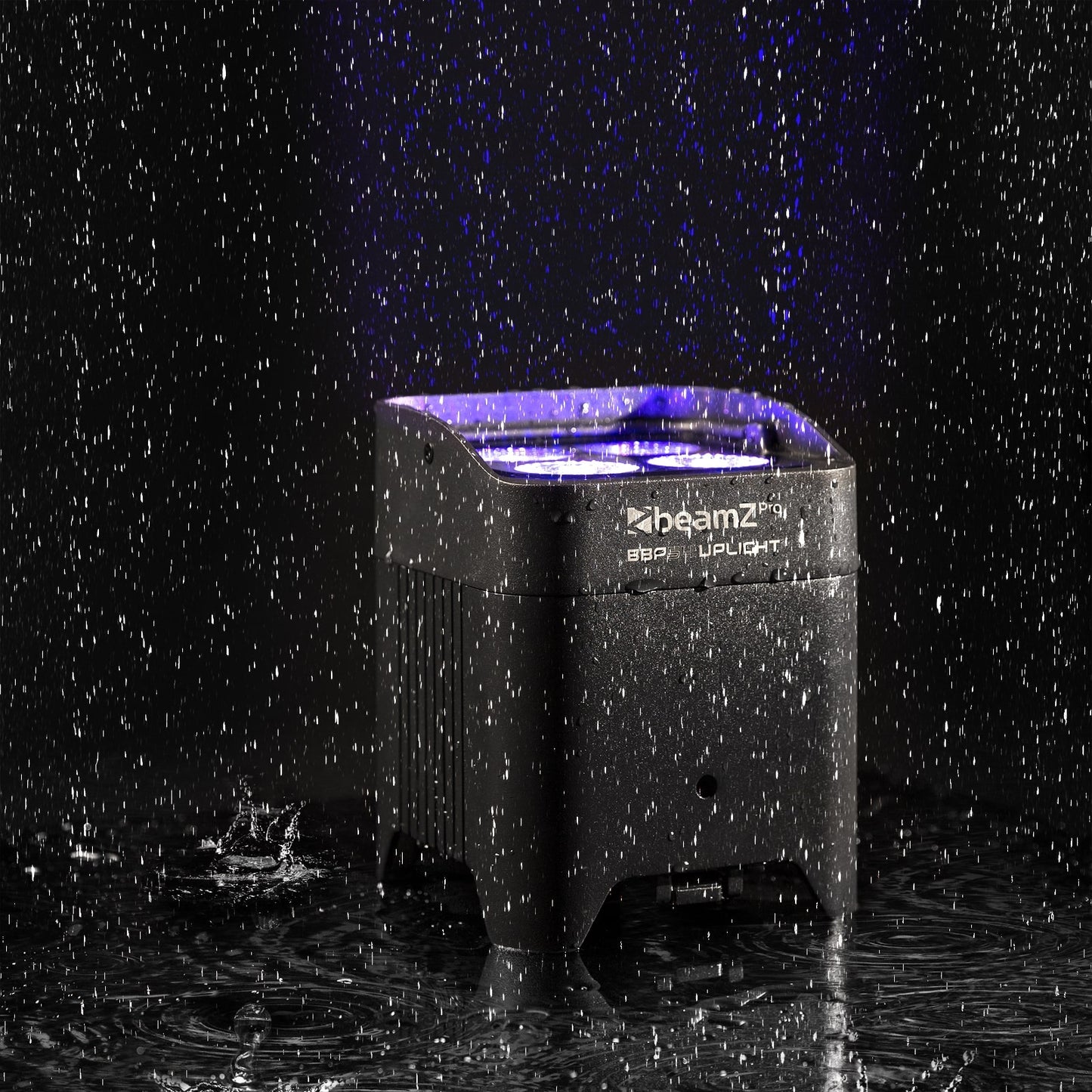Application view of the beamZ Pro BBP54 Battery Uplight Par with 4x 12W 6-in-1 RGBAW-UV LEDs, wireless-DMX, and replaceable battery.