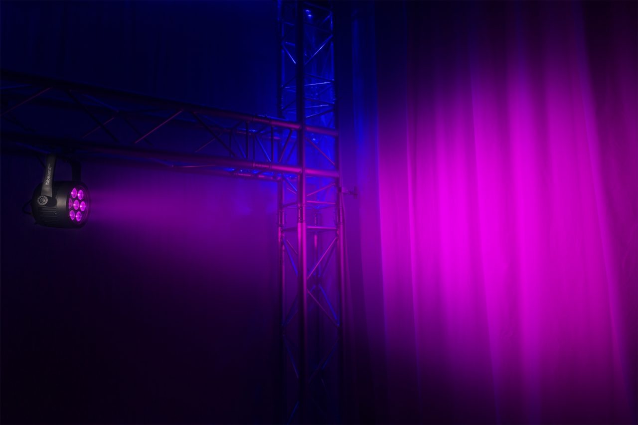 Effects view of the beamZ Pro BWA530 Aluminium IP65 LED PAR 7x 10W 4-in-1 for Outdoor Lighting 3.