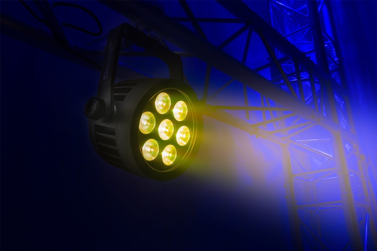 Effects view of the beamZ Pro BWA530 Aluminium IP65 LED PAR 7x 10W 4-in-1 for Outdoor Lighting 2.
