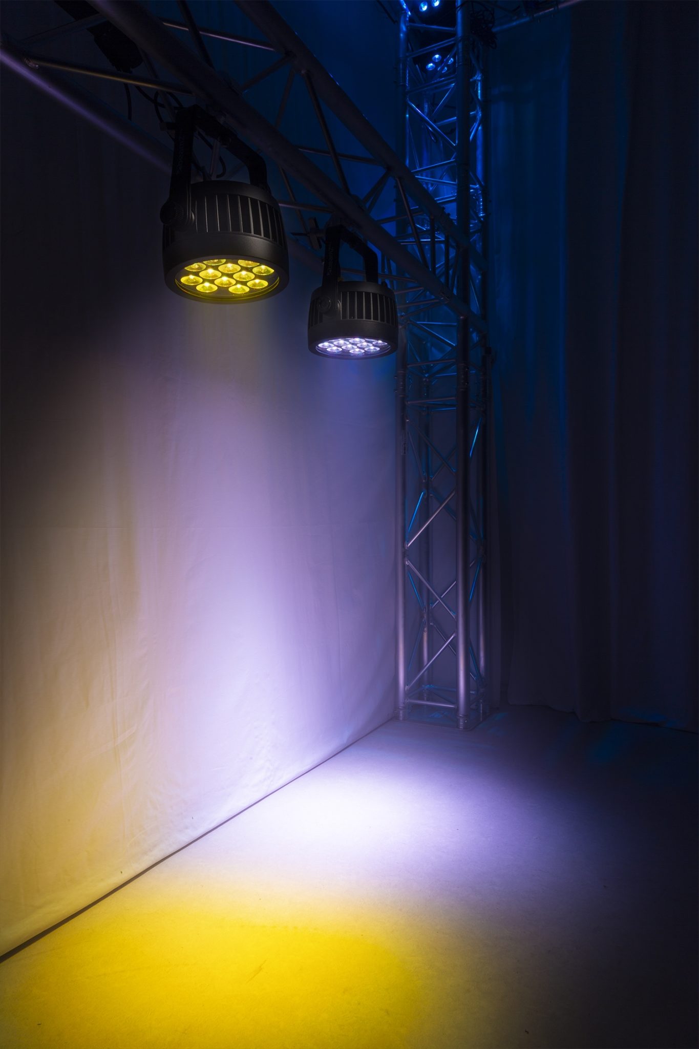 Effects view of the beamZ Pro BWA532 Aluminium IP65 LED PAR 12x 12W 4-in-1 for Outdoor Lighting 3.