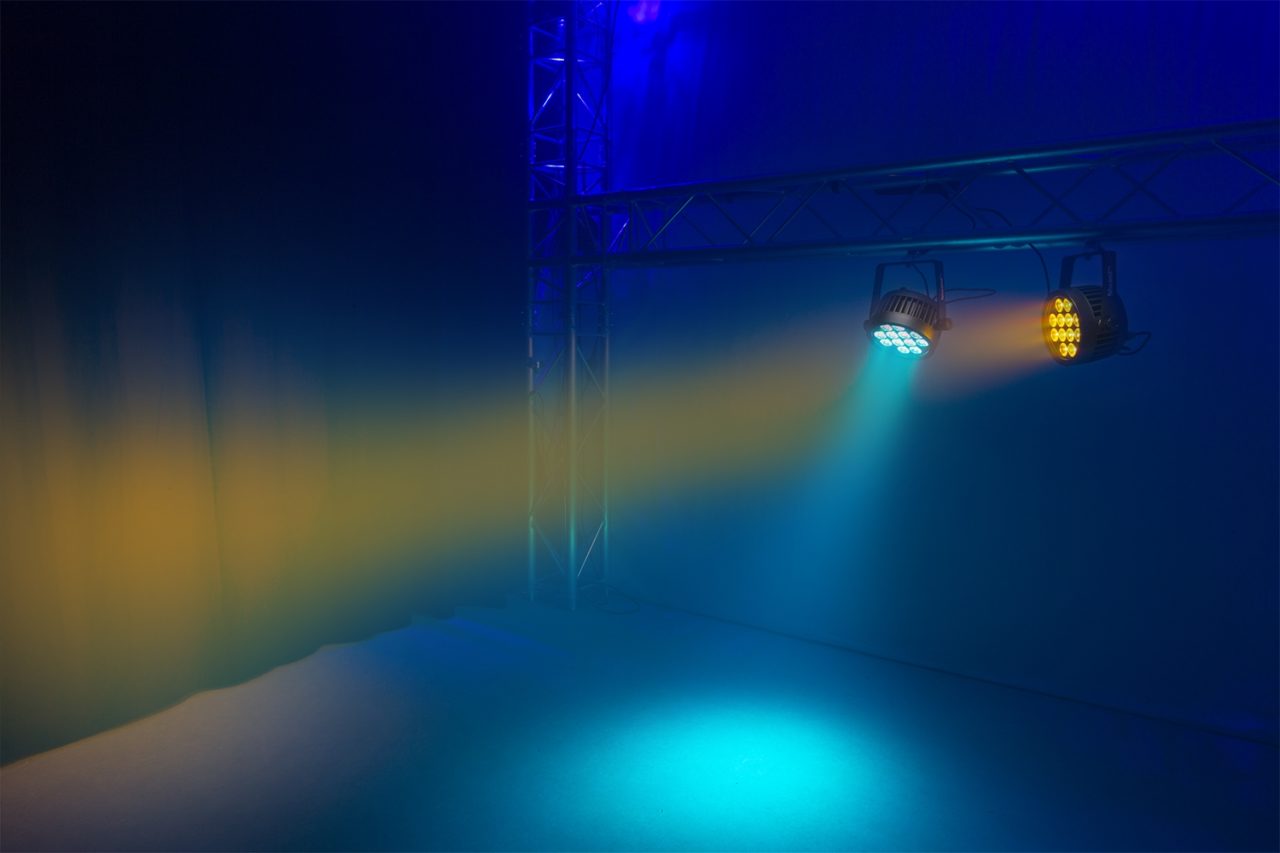 Effects view of the beamZ Pro BWA532 Aluminium IP65 LED PAR 12x 12W 4-in-1 for Outdoor Lighting 1.