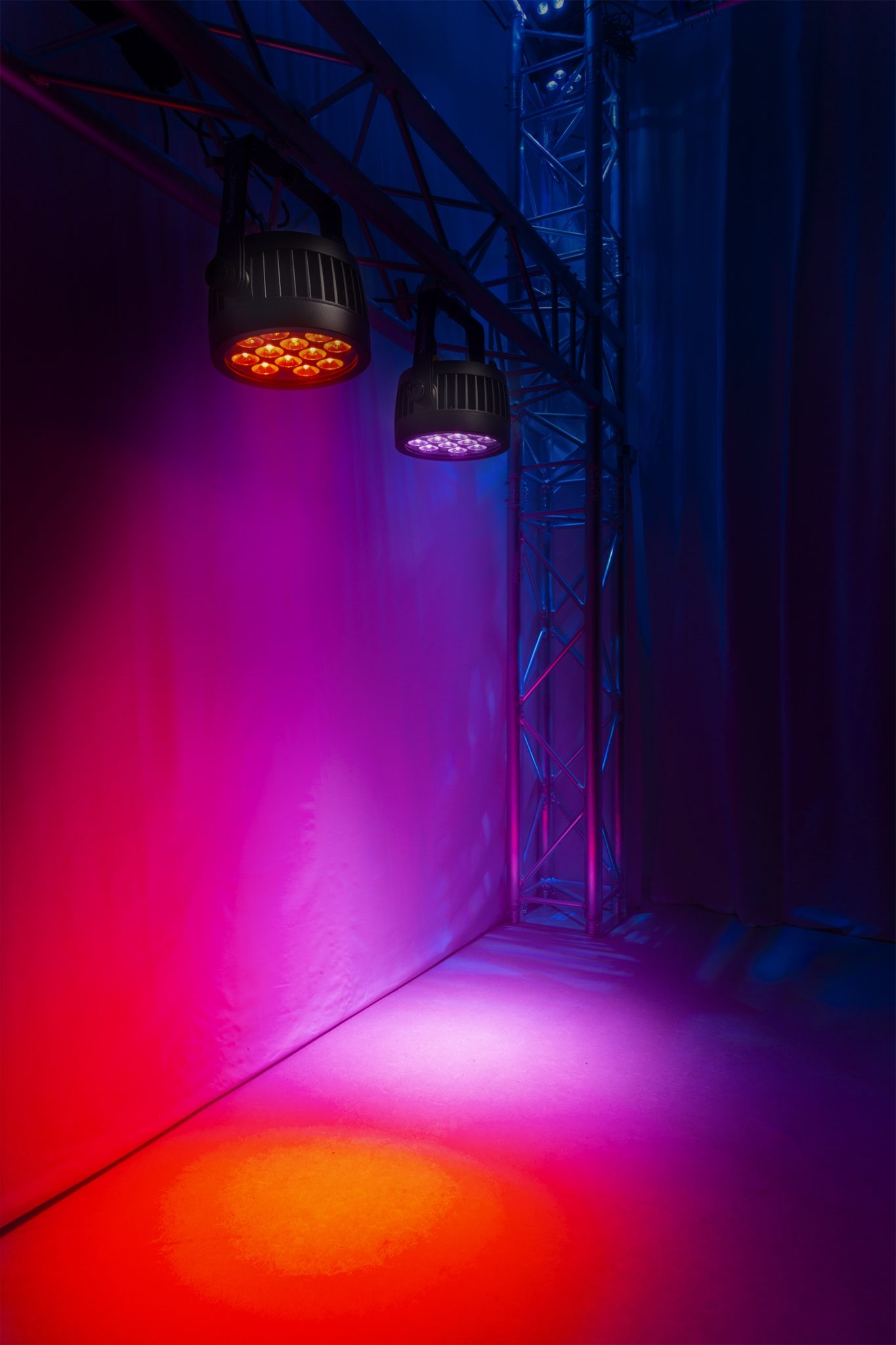 Effects view of the beamZ Pro BWA534 Aluminium IP65 LED PAR 12x 15W 6-in-1 for Outdoor Lighting 3.