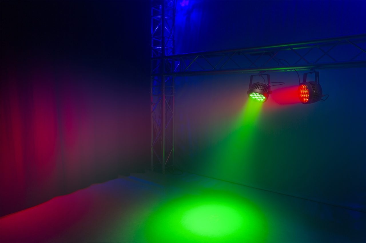 Effects view of the beamZ Pro BWA534 Aluminium IP65 LED PAR 12x 15W 6-in-1 for Outdoor Lighting 1.