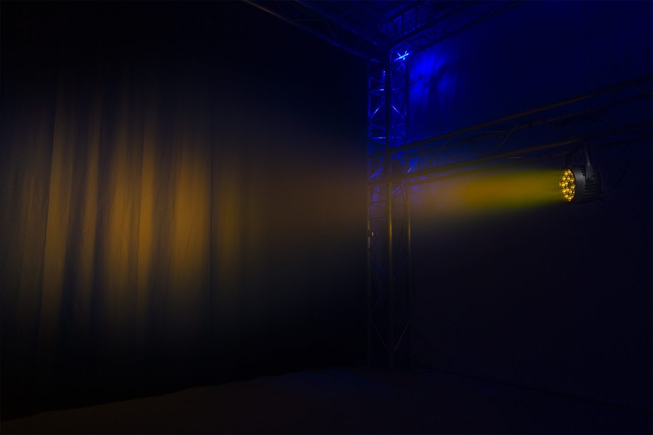 Effects view of the beamZ Pro BWA536 Aluminium IP65 LED PAR 18x 12W 4-in-1 for Outdoor Lighting 3.
