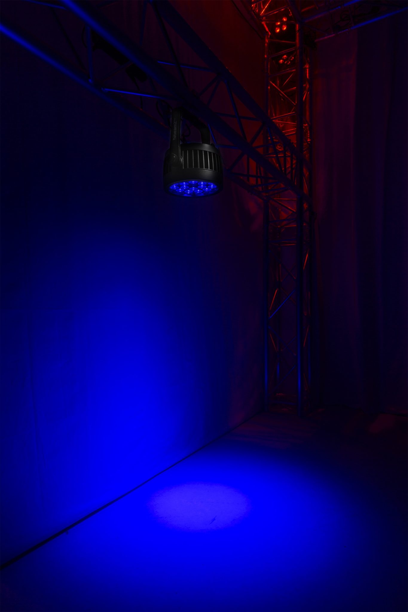 Effects view of the beamZ Pro BWA536 Aluminium IP65 LED PAR 18x 12W 4-in-1 for Outdoor Lighting 1.