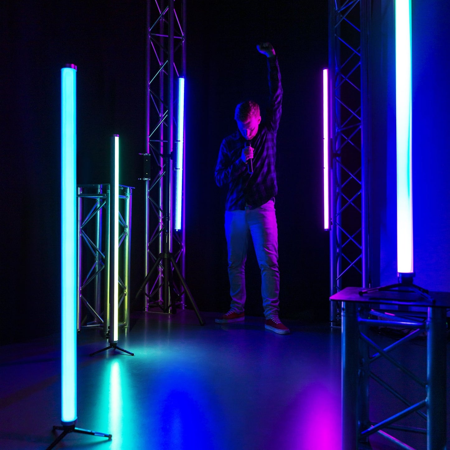 Effects view of the beamZ Pro Kratos LED Tube Set with 8 RGBW LED tubes, IP65 weatherproof, and wireless control 4.