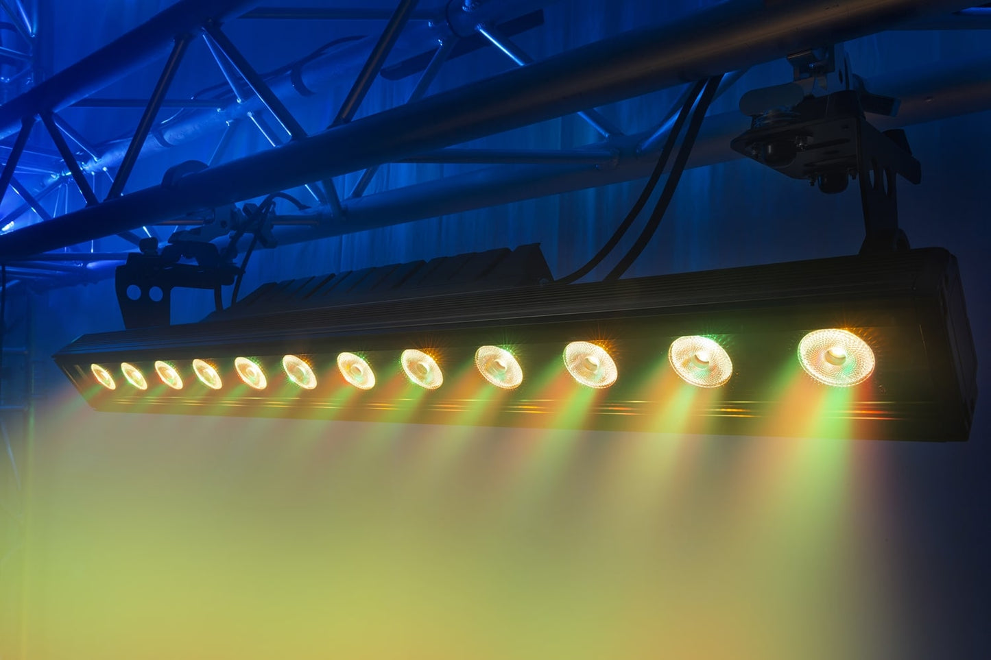 Effects view of the beamZ Pro LCB1215IP LED Bar IP65 12x 15W 6-in-1 LEDs for professional and versatile outdoor lighting applications 2.