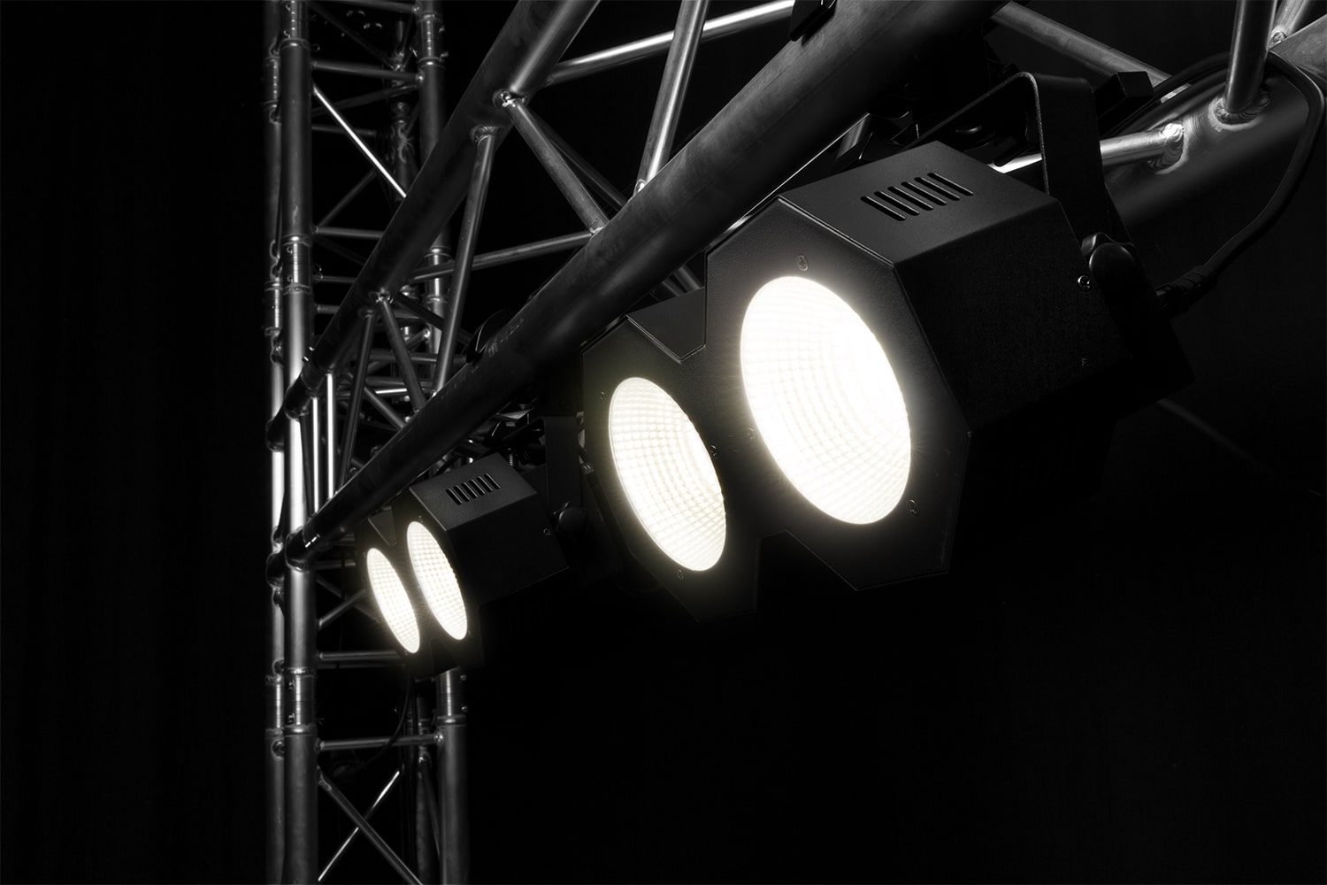 Effects view of the beamZ SB200 Stage Blinder featuring 2x 50W COB LEDs with DMX control 3.