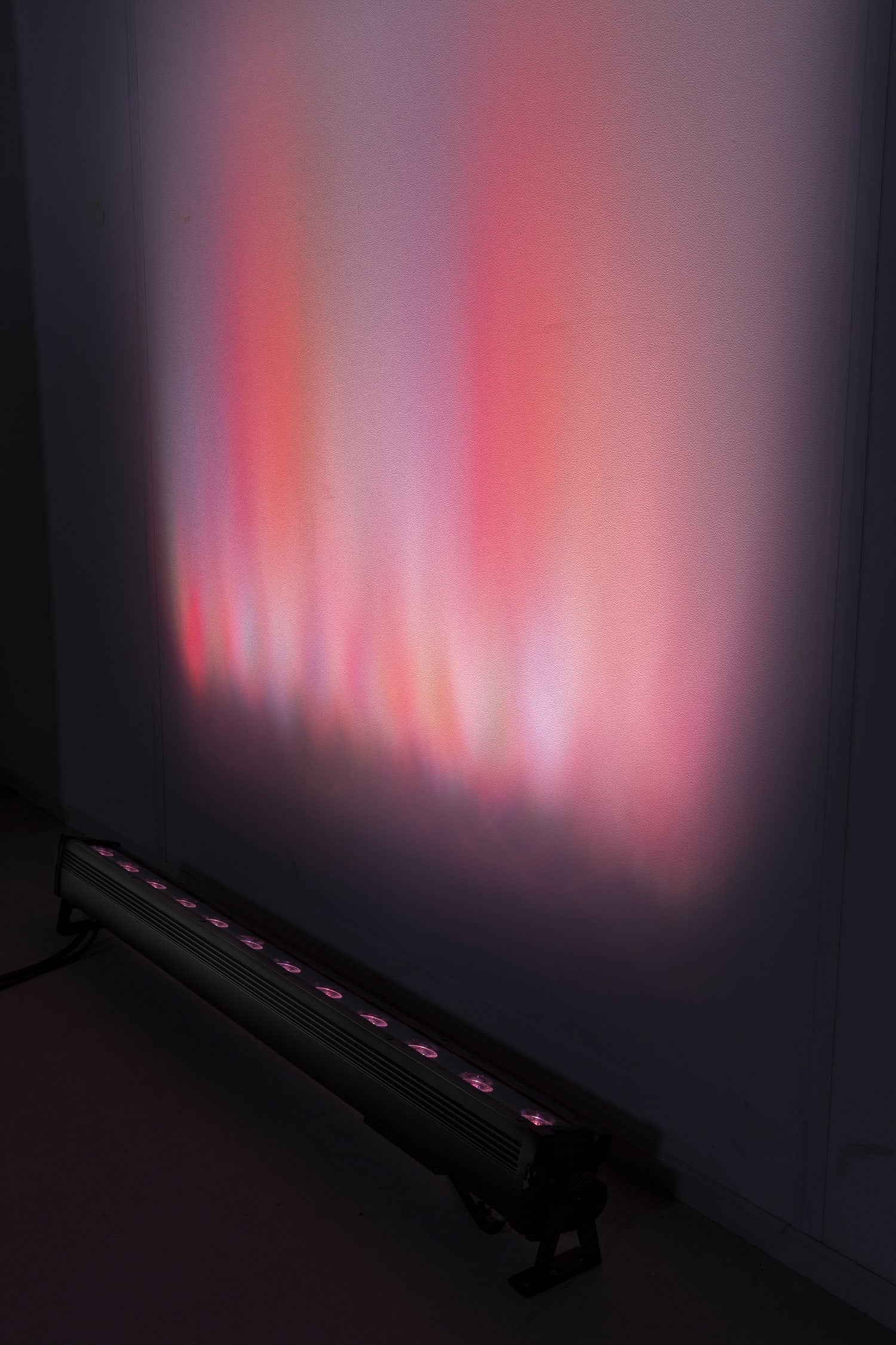 Effects view of the beamZ LCB128IP LED Bar IP65 12x 8W RGBA for versatile indoor and outdoor lighting applications 1.