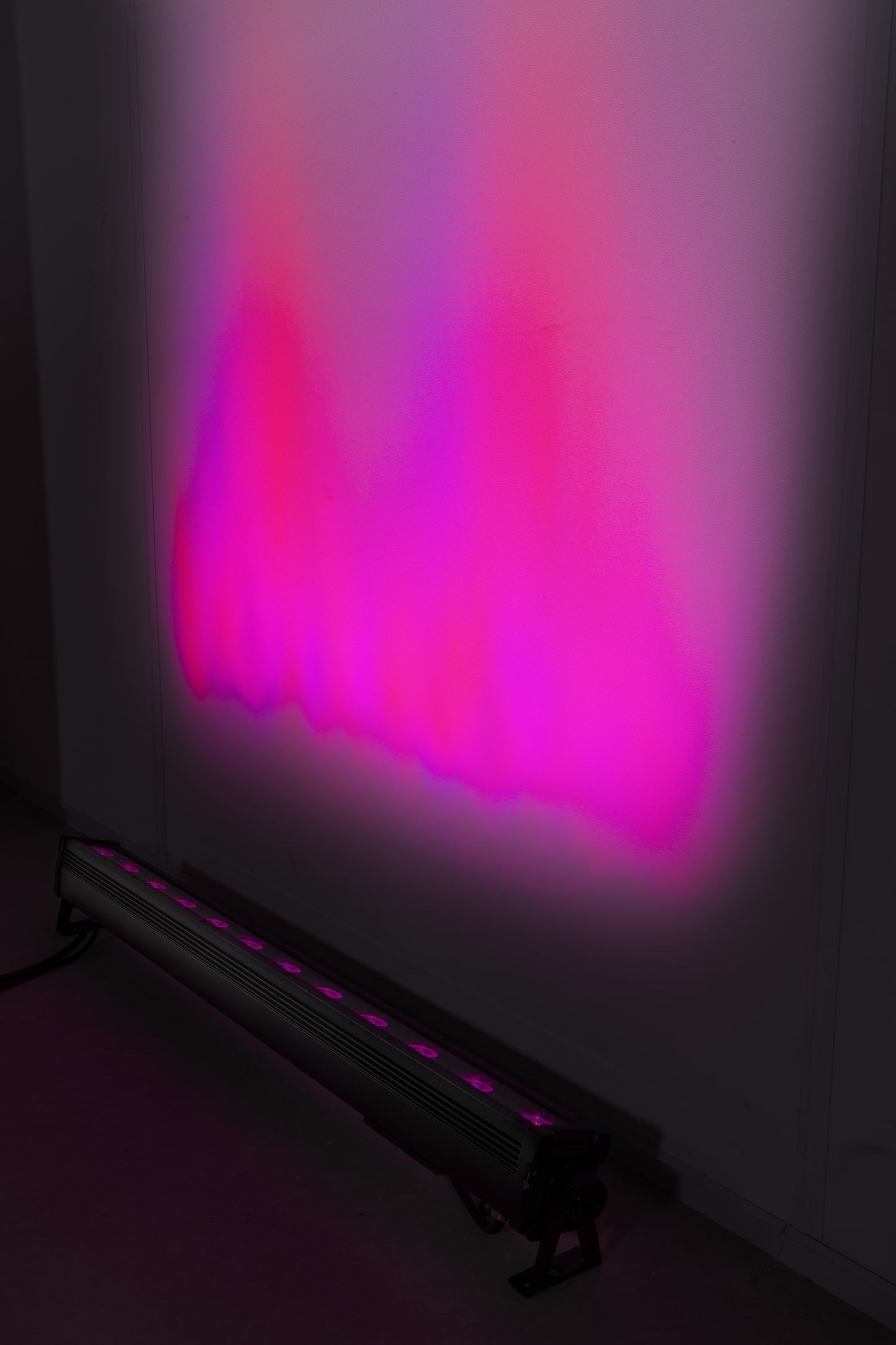 Effects view of the beamZ LCB128IP LED Bar IP65 12x 8W RGBA for versatile indoor and outdoor lighting applications 2.