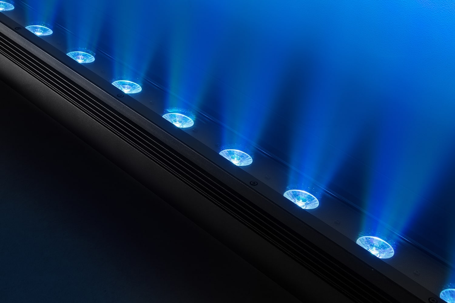 Effects view of the beamZ LCB128IP LED Bar IP65 12x 8W RGBA for versatile indoor and outdoor lighting applications 3.