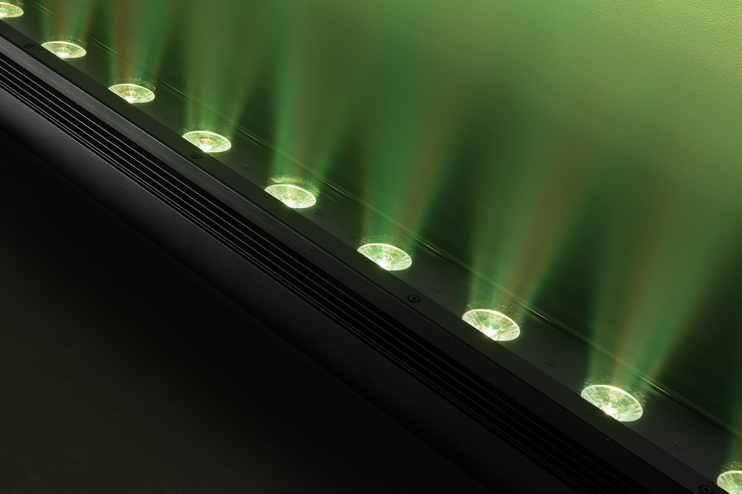 Effects view of the beamZ LCB128IP LED Bar IP65 12x 8W RGBA for versatile indoor and outdoor lighting applications 4.